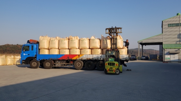 지난 12일 대호지농협DSC에서 건조벼를 수매하고 있다.