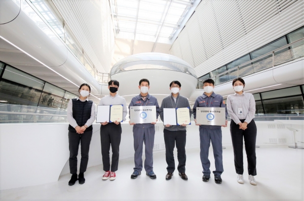 한국테크노돔의 과기부 주관 ‘2020년 안전관리 우수연구실 심사’ 인증을 기념하여 인증패와 함께 테크노돔 내부에서 사진 촬영 진행