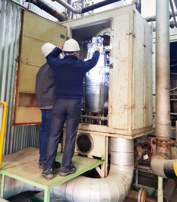 중소기업 관계자가 12일 평택발전소에서 외산 불용자재를 둘러보고 있다.