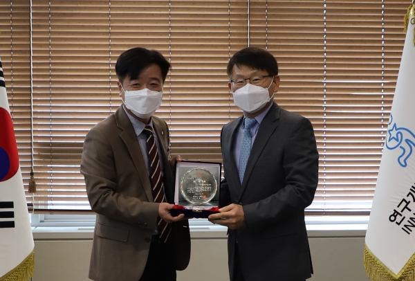 특구진흥재단 양성광 이사장(오른쪽)은 대한적십자사 대전세종충남혈액원 임규남 팀장으로부터 우수기관 표창을 전달받고 있다.
