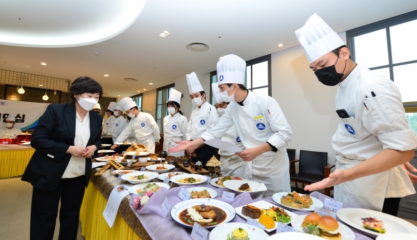 백석문화대 글로벌외식관에서 진행된 ‘2020 KOREA 월드푸드 챔피언십’에서 심사위원들이 재학생들의 작품을 심사하고 있다.