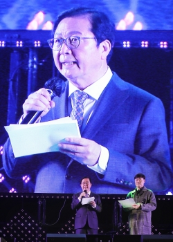 드라이브 인 콘서트에서 인사말중인 장종태 구청장