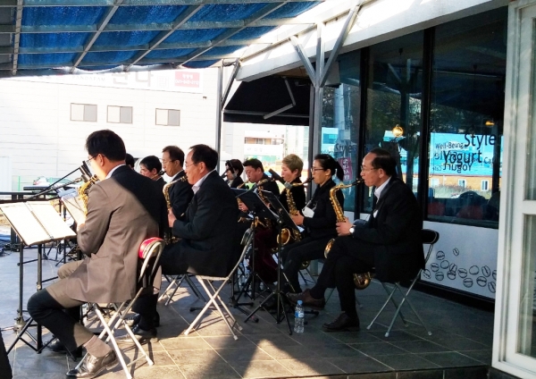 칠갑색소폰앙상블 발코니 음악회 개최