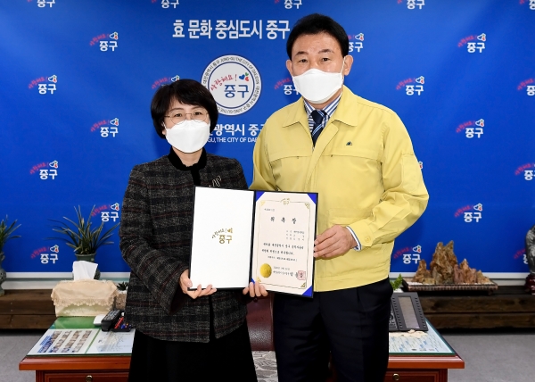 16일 중구 공직자윤리위원회 신규 위원 위촉장 전달식, 왼쪽부터 대전신평초등학교 김경미 교감, 중구 박용갑 청장