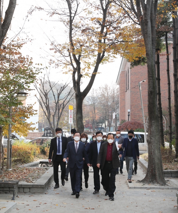 월평1동 동네마실 진행 중인 장종태 구청장