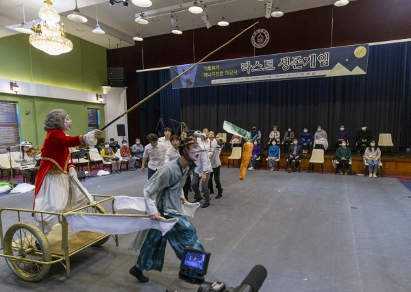 지난 14일 한남대학교 무어아트홀에서 공연된 에너지 전환 마당극 ‘라스트 생존게임’ 공연 개최