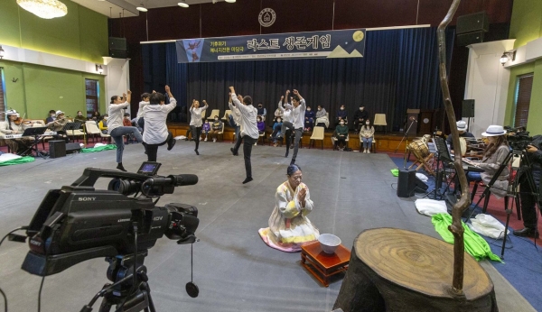 지난 14일 한남대학교 무어아트홀에서 공연된 에너지 전환 마당극 ‘라스트 생존게임’ 공연 모습