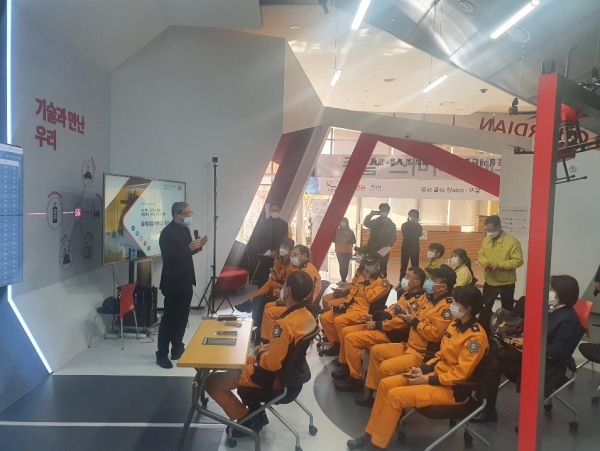 KT 비즈인큐베이션센터장 김성철 상무가 구조자(태백소방서) 들에게 실증 계획에 대해 브리핑하고 있다.