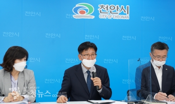 기자 간담회를 진행중인 전만권 천안시 부시장