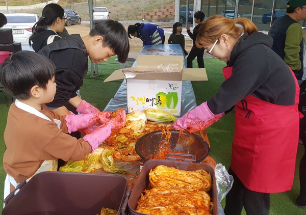 지난해 열린 ‘제1회 태안 로컬푸드 김장 체험행사’ 모습.