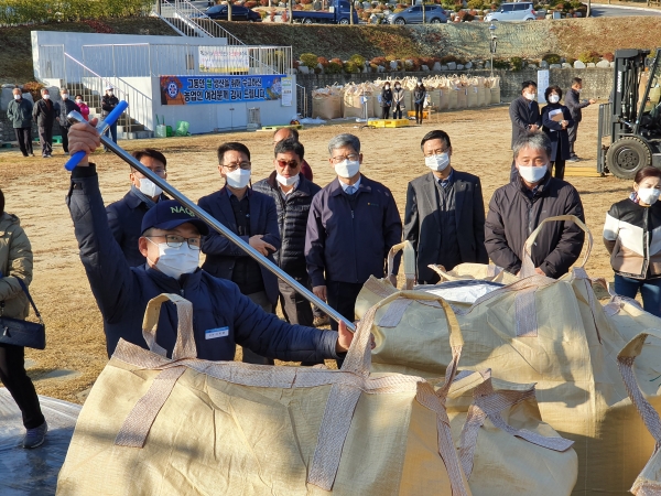 윤상운 본부장 ,17일 기성농협 벼 수매 현장을 찾아 벼 수매 과정을 살피고 농업인 격려 모습