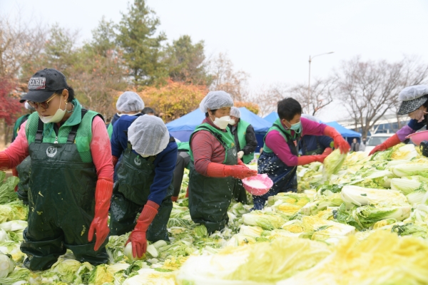 남녀새마을지도자회 김장담그기 행사 모습