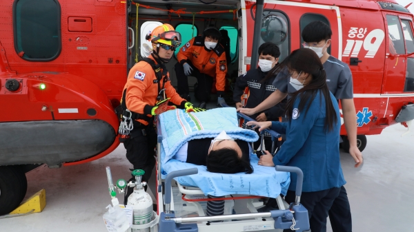 17일 세종특별자치시소방본부와 대형헬기 활용 대테러 긴급자원 수송훈련 실시 모습