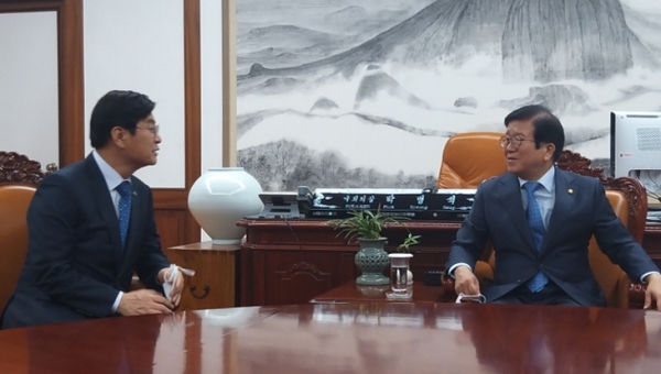 이춘희 세종시장(왼쪽)이 박병석 국회의장을 만나 세종 국회의사당 설계비 추가 반영에 대한 협조를 요청했다.