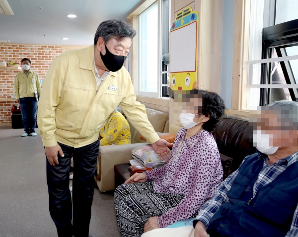 태안의 한 노인복지시설에 계신 어르신들을 위로 방문한 가세로 군수 모습