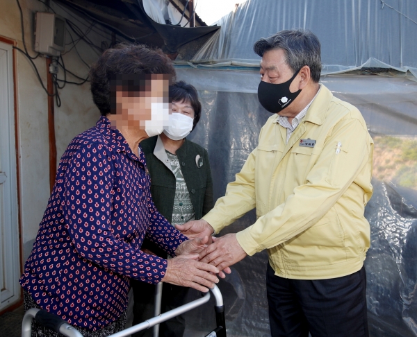 태안의 한 노인복지시설에 계신 어르신들을 위로 방문한 가세로 군수 모습