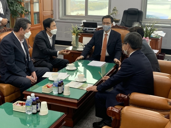 정부예산 확보 활동(왼쪽부터 김동일 시장, 김태흠 국회의원, 정성호 예산결산특별위원장)