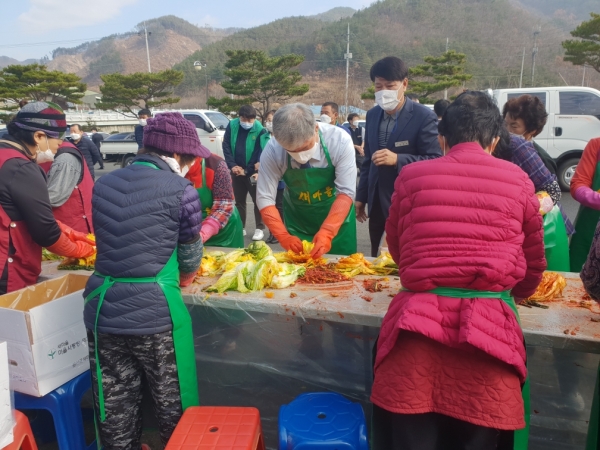 사랑의 김장 담그기 현장에 방문한 문정우 금산군수