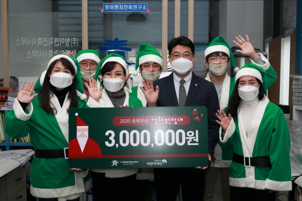 좌측 두 번째 정선주 세종후원회장, 세 번째 최승인 세종지역본부장