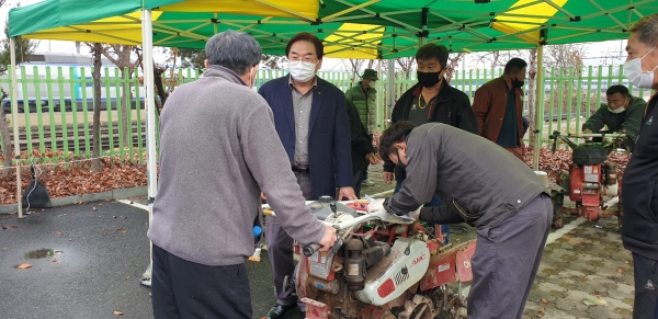 회덕농협 농기계수리 모습