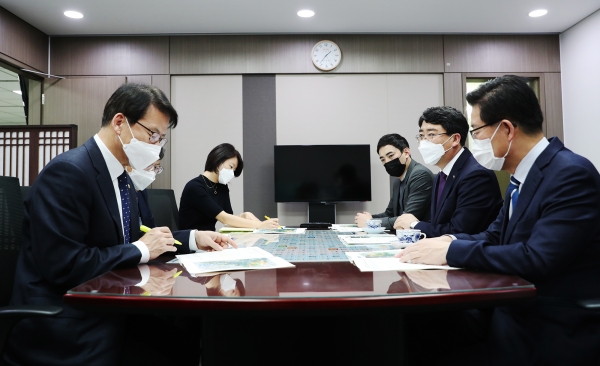 18일 맹정호 서산시장과 양승조 충남도지사가 임호선 국회의원실에 방문해 가로림만 해양정원 조성관련 예산 확보를 건의하는 장면
