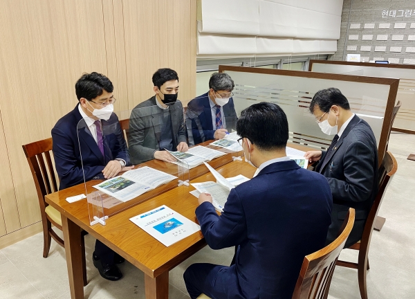 18일 맹정호 서산시장과 양승조 충남도지사가 기재부를 방문해 안일환 기재부2차관을 만나 가로림만 해양정원 조성관련 예산 확보를 건의하는 장면