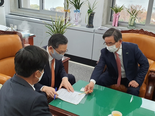 노박래 서천군수, 국회 방문 지역현안 사업 국비 확보 총력 ( 정성호 위원장과 면담 중인 노박래 군수)