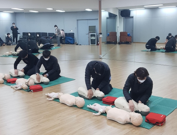 한밭체육시설처 직원들이 심폐소생술 실습을 실시하고 있다.