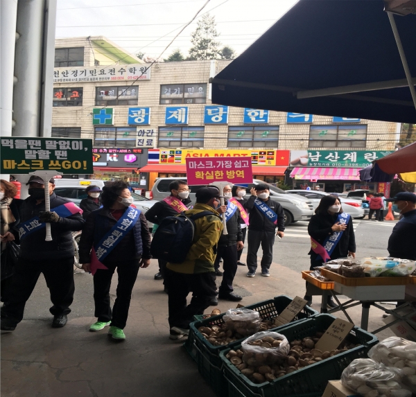 지난 17일 중앙동 통장으로 구성된 자율방재단이 중앙시장을 찾아 시장 상인과 시민들에게 방역수칙 준수와 사회적 거리두기 실천, 마스크 착용 의무화에 적극 동참할 것을 당부