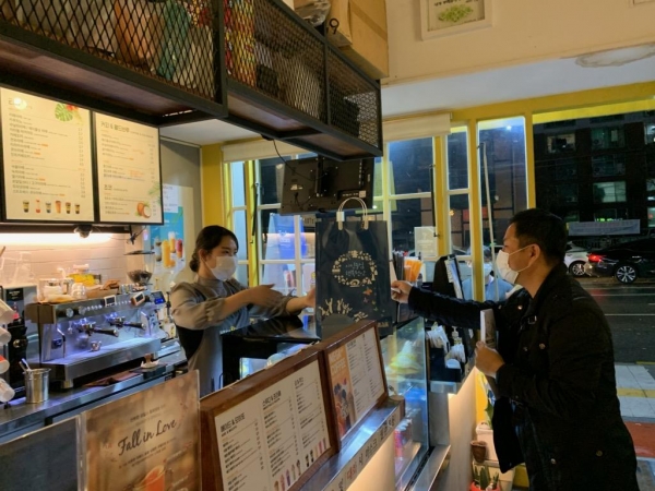 지난 18일 부성1동 자생단체 회원들과 공무원들이 두정역 인근 소상공인들에게 코로나19 방역수칙 안내문과 방역물품을 배부하고 있다