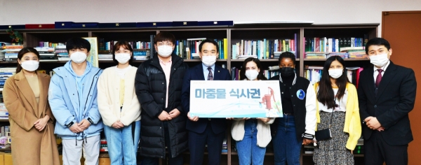 백석대학교회(천안) 공규석 담임목사가 유학생들에게 ‘마중물 식사권’을 전달하고 있다.