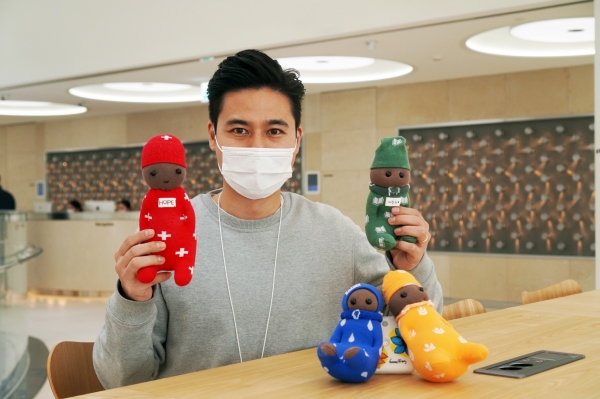 한국타이어 임직원 제작 옥수수 양말인형 코니돌 및 태양광 랜턴 모습