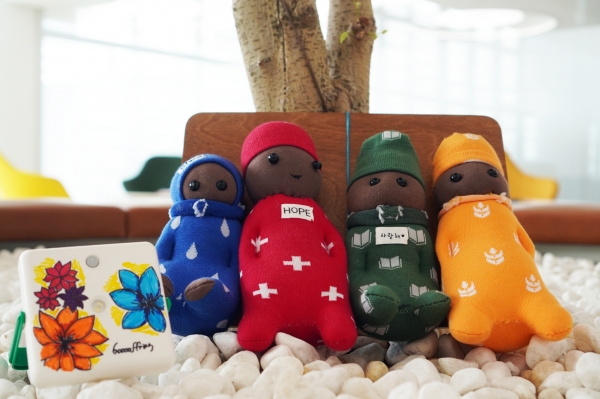 한국타이어 임직원 제작 옥수수 양말인형 코니돌 및 태양광 랜턴 모습