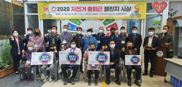 지난 18일 당진시청 1층에서 시상식 후 단체사진