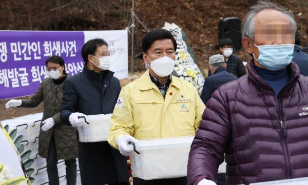 황인호 동구청장(가운데)이 봉안식 행사 참여하는 모습