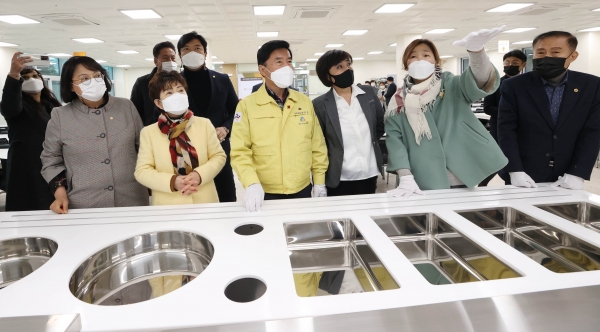 준공식 참석한 관계자들이 확장한 급식실을 둘러보는 모습