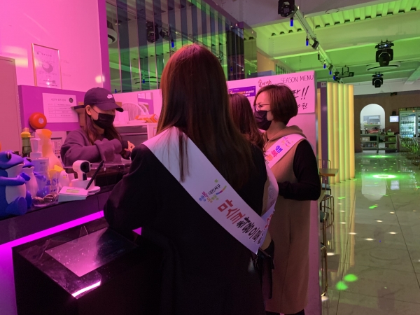 지난 19일 저녁 젊은 층이 밀집하는 둔산동 갤러리아 타임월 드백화점 인근 식당ㆍ카페와 헌팅 포차 등 중점관리 대상 시설을 대상으로 마스크 착용 등 핵심 방역수칙 준수를 위한 민ㆍ관 합동점검 실시