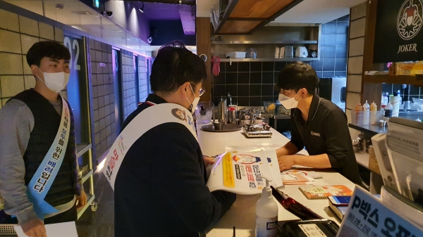 지난 19일 저녁 젊은 층이 밀집하는 둔산동 갤러리아 타임월 드백화점 인근 식당ㆍ카페와 헌팅 포차 등 중점관리 대상 시설을 대상으로 마스크 착용 등 핵심 방역수칙 준수를 위한 민ㆍ관 합동점검 실시