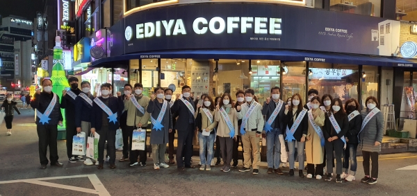 지난 19일 저녁 젊은 층이 밀집하는 둔산동 갤러리아 타임월 드백화점 인근 식당ㆍ카페와 헌팅 포차 등 중점관리 대상 시설을 대상으로 마스크 착용 등 핵심 방역수칙 준수를 위한 민ㆍ관 합동점검 실시