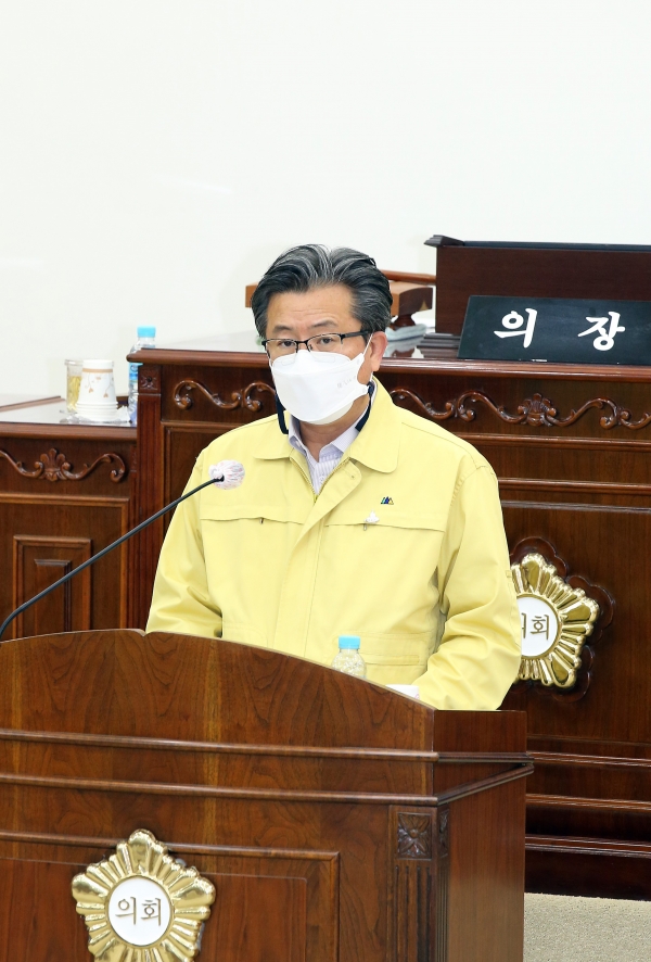 지난 19일 유성구의회에서 열린 ‘제246회 유성구의회 제2차 본회의’에서 정용래 유성구청장이 시정연설