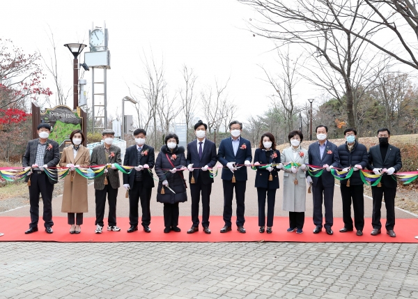 지난 20일 은구비공원에서 정용래 유성구청장(오른쪽에서 여섯 번째)이 주요 내빈들과 함께 은구비공원 정비사업 준공을 기념하며 테이프를 커팅하고 있다