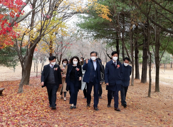 지난 20일 은구비공원 정비사업 준공식에 참석한 정용래 유성구청장이 주요 내빈들과 함께 새롭게 단장을 마친 시설을 둘러보고 있다.