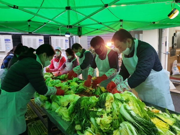 지난 22일 본격적인 김장철을 맞아 신탄진농협 경제사업장에서 사랑의 김장나누기 행사를 실시