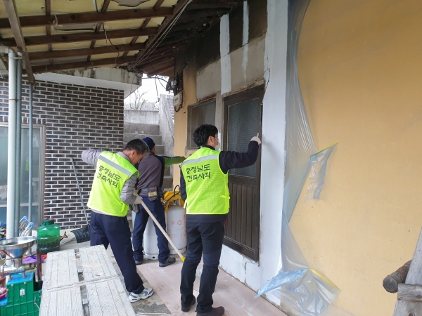 지난 19~20일까지 논산시 건축사회에서 지역사회봉사 일환으로 주택 집수리 봉사 실시