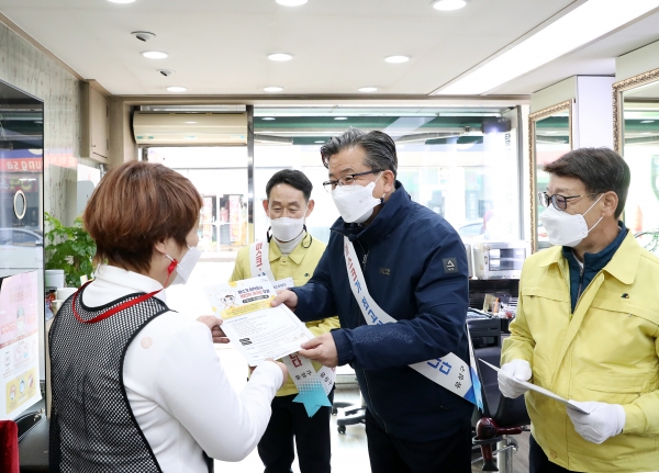 23일 오전 민·관합동 마스크 착용 의무화 캠페인에 참여한 정용래 유성구청장이 미용업소를 방문해 업소 관계자에게 마스크 착용을 당부하고 있다.