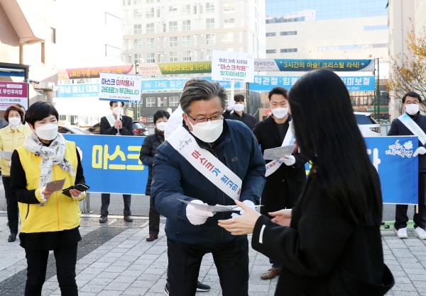 23일 오전 유성온천역 인근에서 민·관합동 마스크 착용 의무화 캠페인에 진행