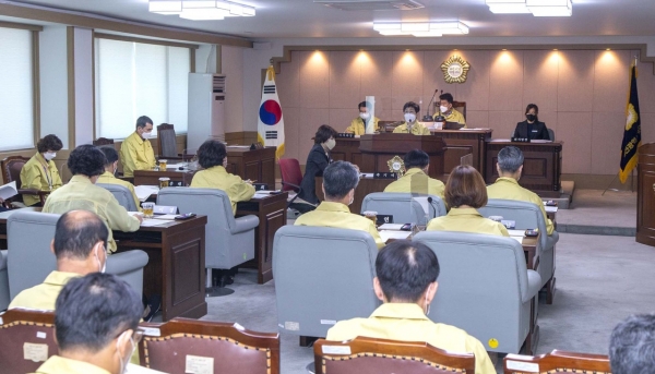 23일 구의회 본회의장에서 2021년도 예산안 제출에 즈음한 시정연설을 하는 박정현 구청장