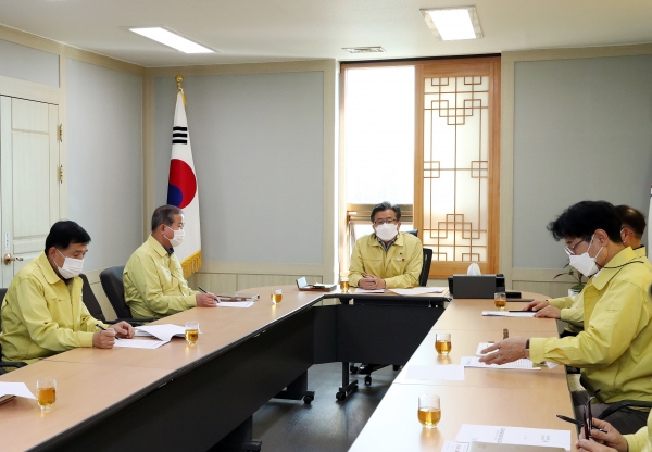 23일 구정공유방에서 정용래 유성구청장이 긴급회의 개최