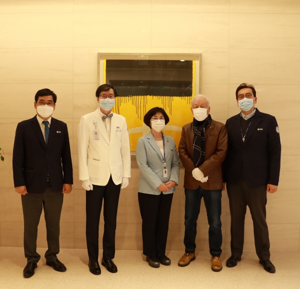 사진 왼쪽 두 번째가 세종충남대병원 나용길 원장, 네 번째가 기산 정명희 화백.