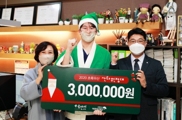 왼쪽부터 초록우산어린이재단 세종후원회 정선주회장, 유앤이내과 유광호 원장, 초록우산어린이재단 최승인 세종지역본부장